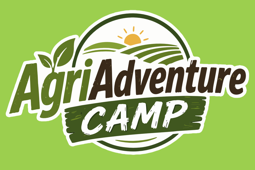 Das Logo auf grünem Grund zeigt die Sonne, die am Horizont über Feldern aufgeht und den Schriftzug "AgriAdventure Camp"