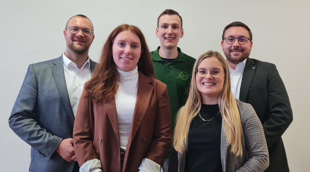 Bild der anwesenden Mitglieder des Landesvorstands. In der Mitte steht der neue stellvertretende Vorsitzende Moritz Keller.